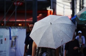 今は男性も日傘を差す時代